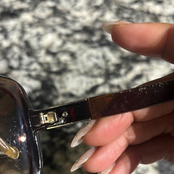 Elegant Tortoise Shell Sunglasses - Picture 3 of 3